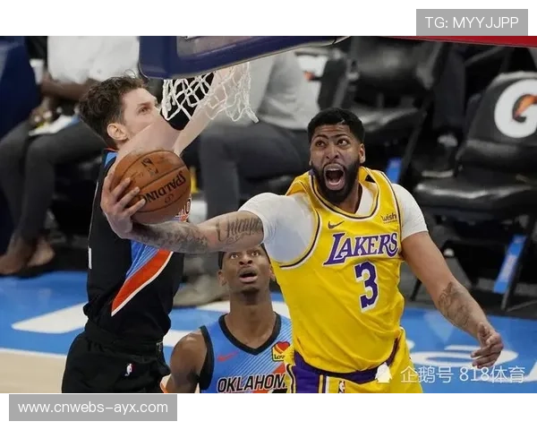 亚历山大三节打卡下班,场下为替补挥毛巾助威